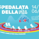La pedalata della Vita Potrebbe essere un'immagine raffigurante bicicletta e il seguente testo "LOPEDALATA DELLA vita 14 06/ PER PERLECURE LE CURE PALLIATIVE 8C 8CUURE FIATO PEDIATRICHE 型 SU LUNGO L'ANELLO DEI COLLI EUGANEI"