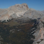 La selvaggia cima de Croda de R’Ancona il suo “bus” Potrebbe essere un'immagine raffigurante le Tre Cime di Lavaredo e montagna