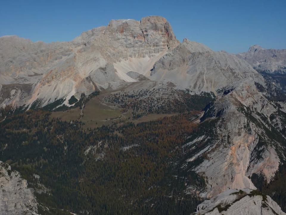 Evento La selvaggia cima de Croda de R’Ancona il suo “bus” Locandina La selvaggia cima de Croda de R’Ancona il suo “bus” - domenica 21 giugno ore 09:00 - 11:00