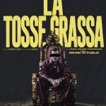 //LA TOSSE GRASSA LIVE AT DRUNK// Potrebbe essere un contenuto grafico raffigurante il seguente testo "LA TOSSERASSA CON RADICAL MACABRE TANZKOMMANDO TOSSE CRASSA DRUNK IN PUBLIC VENERDI 29 MAGGIO A TRODICA"