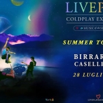 LIVEPLAY – COLDPLAY Experience @BirraRock Caselle (VE) Potrebbe essere un'illustrazione raffigurante il seguente testo "LIVEPLAY COLDPLAYEXPERIENCE COLDPLAY EXPERIENCE VAMLSICONSIPHERESO D SIC sf MESPHERESO SUMMER S TOUR 2026 BIRRAROCK CASELLE (VE) 28 LUGLIO 2026 ប័ក្ក០រ LIVEPLAYDAND.COM 維"
