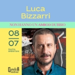 LUCA BIZZARRI | Non hanno un dubbio Potrebbe essere un contenuto di pop art raffigurante il seguente testo "Luca Bizzarri NON HANNO UN AMICO DUBBIO 08 07 PIAZZA EREMITANI တ Festival"