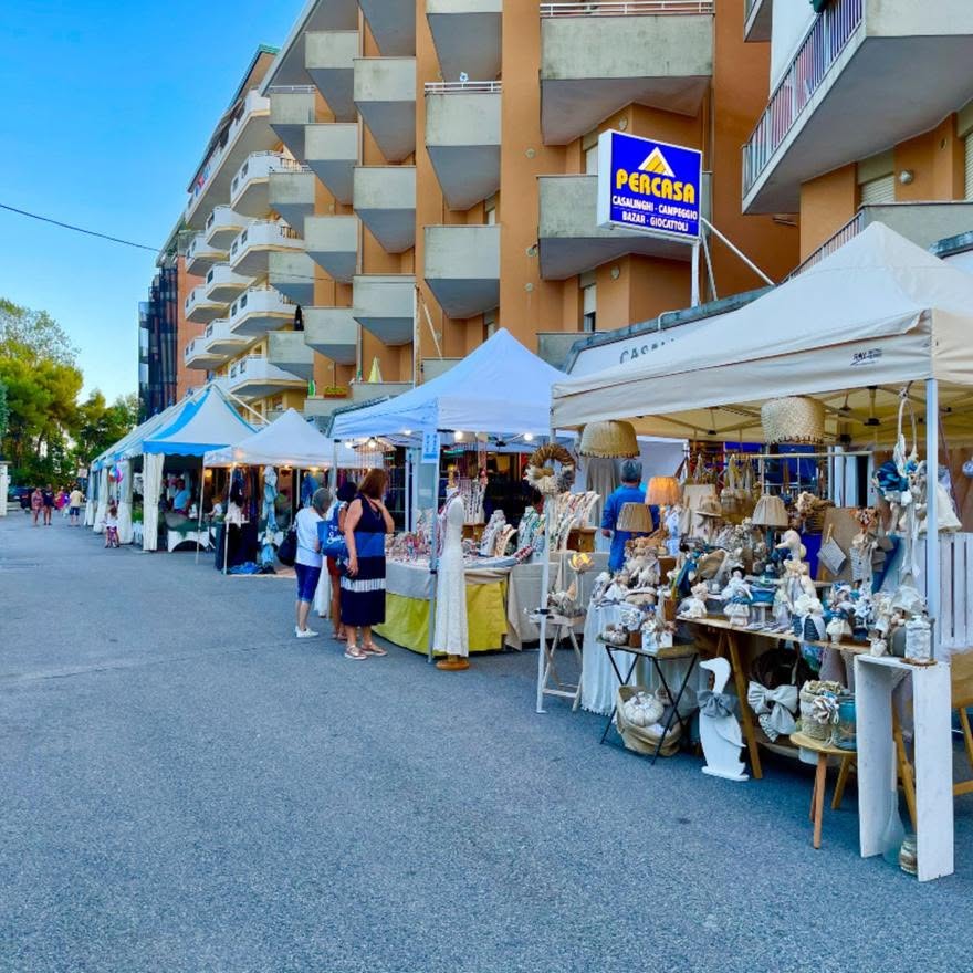 Evento Mercatini “Artisti e Creativi” Locandina Mercatini “Artisti e Creativi” - mercoledì 24 giugno ore 17:00 - 19:00