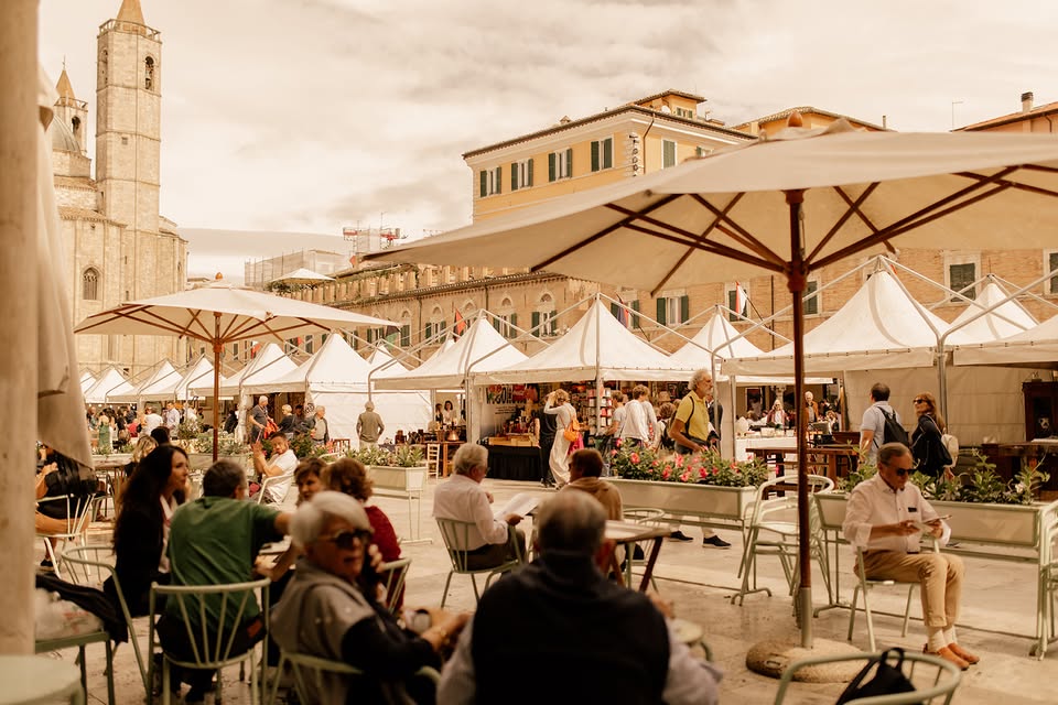 Mercatino Antiquario di Ascoli Piceno Potrebbe essere un'immagine raffigurante una o più persone e campanile