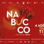 NABUCCO di Verdi al Teatro greco di TINDARI – 4 Agosto 2026 – Accarezzare eternità! Potrebbe essere un contenuto di pop art raffigurante testo