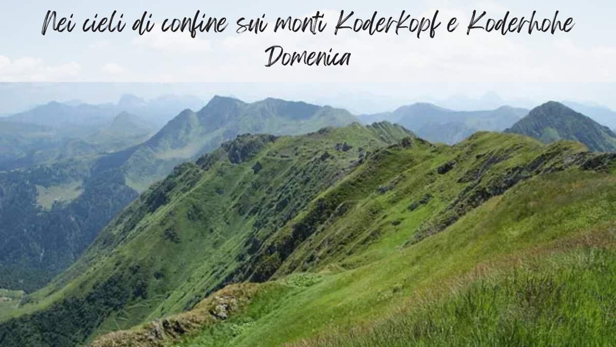 Nei cieli di confine sui monti Koderkopf e Koderhohe: una porta sull’Austria Potrebbe essere un'immagine raffigurante montagna, erba, nebbia, orizzonte e il seguente testo "Nei cieli di confine sui monti Koderkopf e Koderhohe Domenica"