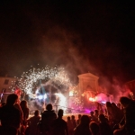 Notte delle Streghe 2026 Potrebbe essere un'immagine raffigurante una o più persone, incendio, folla e fuochi_d'artificio