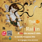 NOTTE TAIKO 2026 Raijin il Dio che suona il cielo Potrebbe essere un'immagine raffigurante il seguente testo "UEL TAIKO concerto concertodtamburigiapponel di tamburi giapponesi iA notte Tako Città di PUTIGNANO Raijin il Dio che suona il cielo ex macello Putignano (BA) 20-21 giugno 2026 ore 20.30"