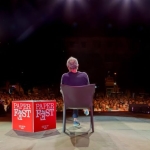 Paper Fest a Carrara Potrebbe essere un'immagine raffigurante folla e testo