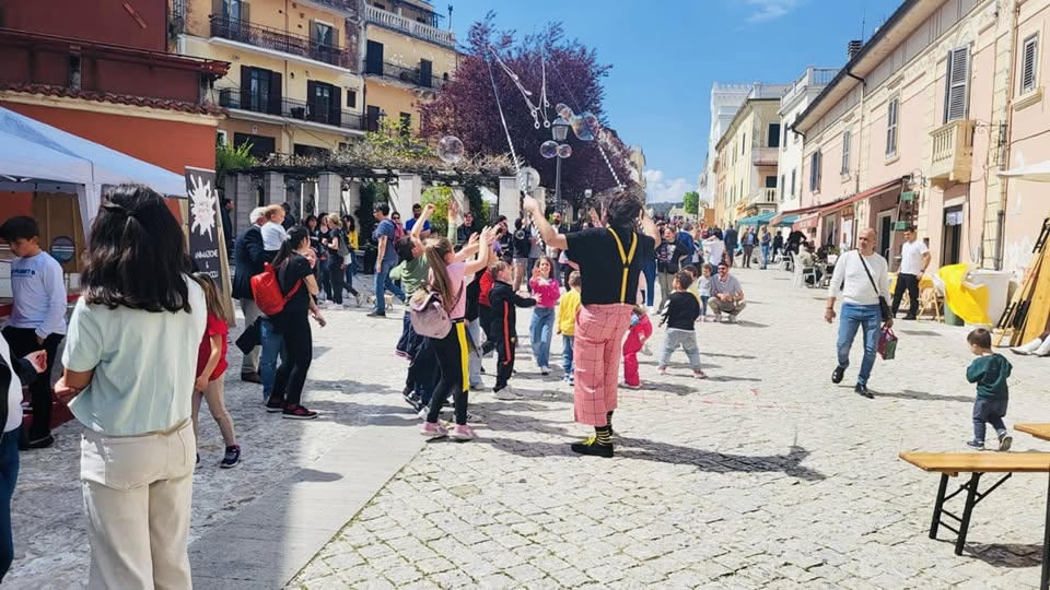 PescoFest 2026. Pescosolido (FR) Potrebbe essere un'immagine raffigurante una o più persone, fisarmonica, folla, strada, Piazza di Spagna e la Porta di Brandeburgo