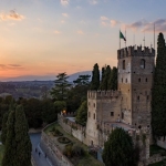 PICCOLO VIOLINO MAGICO – Concerto all’alba Potrebbe essere un'immagine raffigurante l'Arno, il Palazzo dei Papi e castello