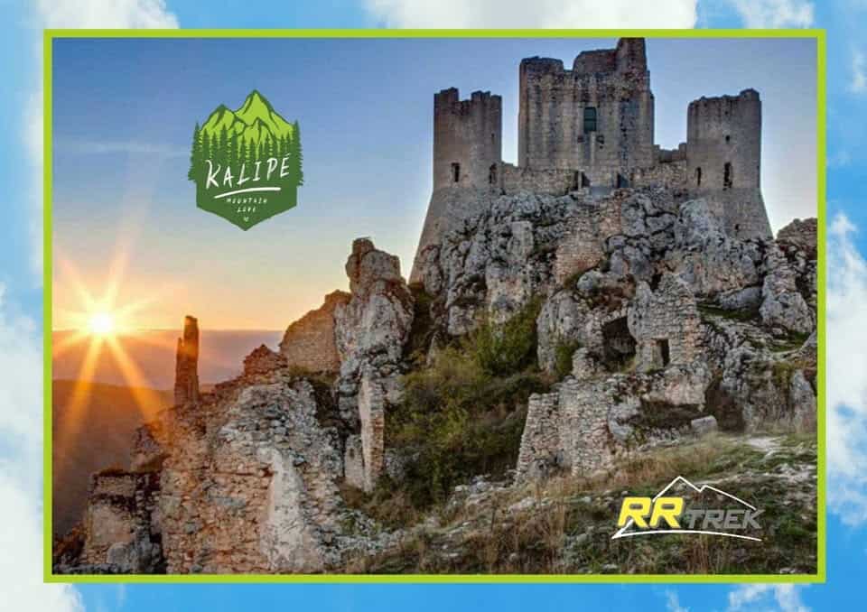 Potrebbe essere un'immagine raffigurante Castello di Bran, Stari Most e il seguente testo "KALIPE Α IPE MOUNTAIK LOFE F RRTREK EK RR TREK"