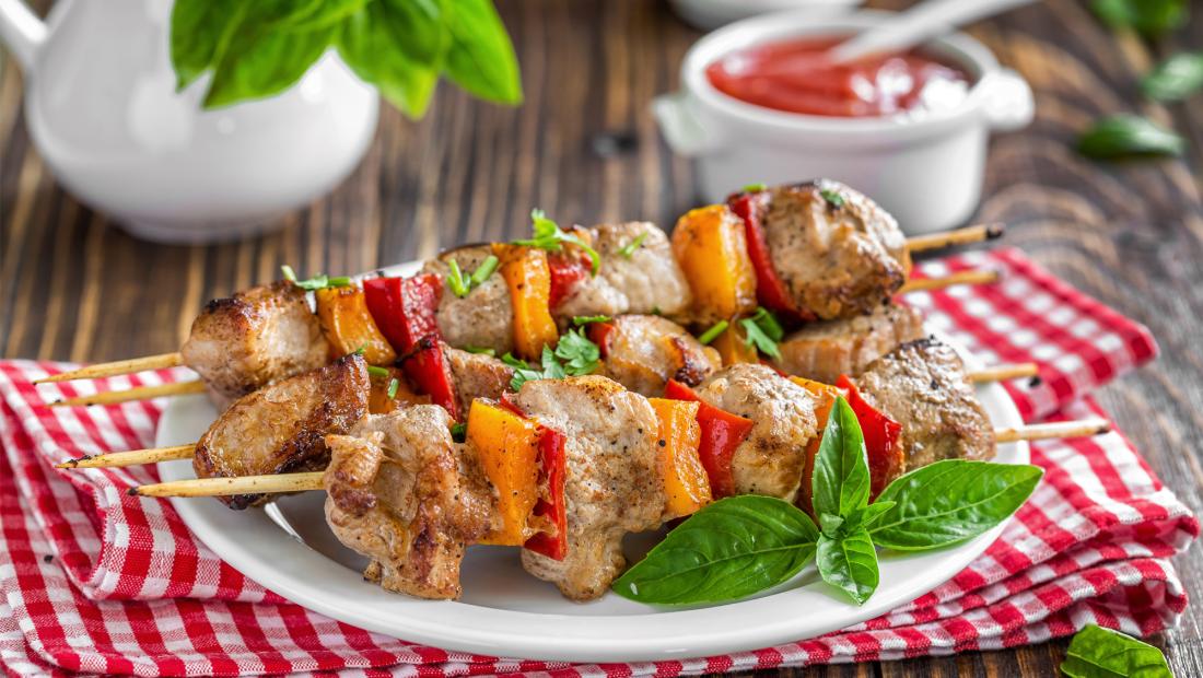 Potrebbe essere un'immagine raffigurante souvlaki
