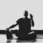 Seminario con Mauro Tiberi La voce libera e l’espressione dell’essere.. Potrebbe essere un'immagine in bianco e nero raffigurante yoga