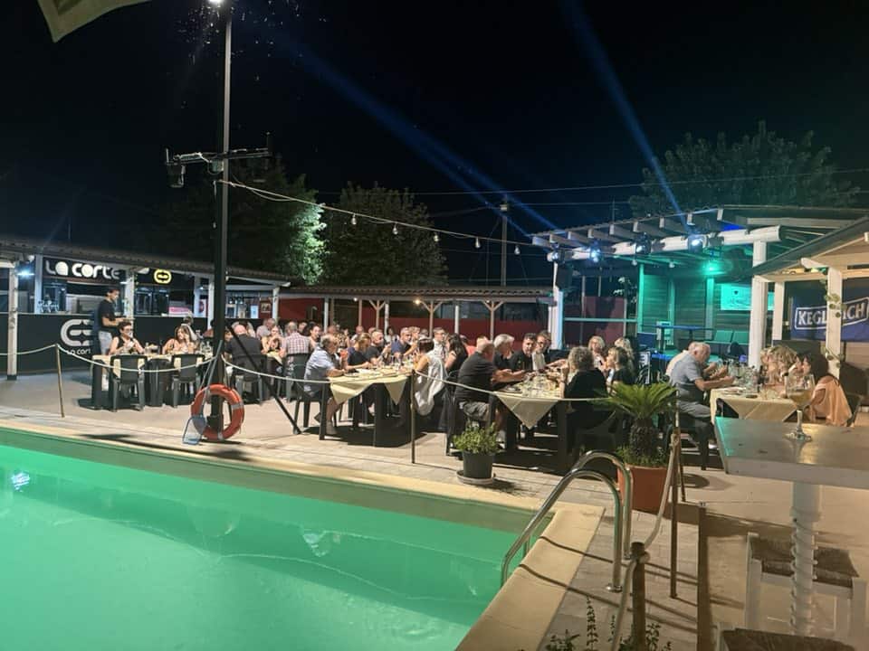Serata dei single a Borgonovo Valtidone , Piacenza by Celestino ! Potrebbe essere un'immagine raffigurante violino e sassofono