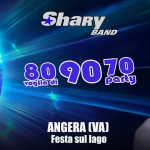 Potrebbe essere un'immagine raffigurante una o più persone e il seguente testo "SABATO 30 MAGGIO ShaRy BAND 809070 80 voglia di 90 70 party ANGERA (VA) Festa sul lago"