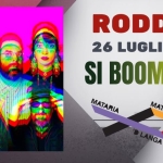SI BOOM VOILA Potrebbe essere un contenuto di pop art raffigurante il seguente testo "Oeo RODDINO 26 LUGLIO 2026 SI BOOM VOILA MATARIA MATARIA MATARIA GA LANGA Visual concept: VisualconceptLiamGilick Liam Gillick"