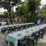 Single in serata al fresco sulle colline di Maranello di Modena. Potrebbe essere un'immagine raffigurante tabella