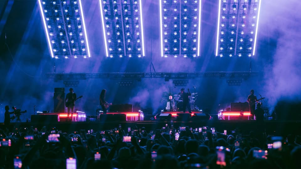 The Strokes – Reality Awaits – Posti riservati Mastercard Potrebbe essere un'immagine raffigurante folla