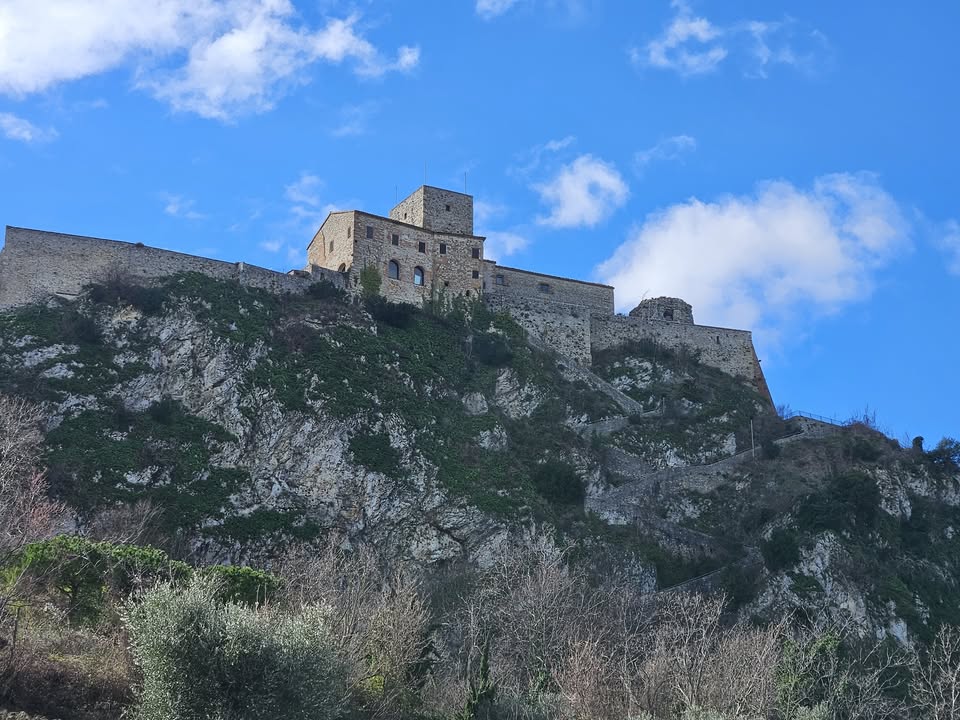 Evento Tra Cielo e Pietra la Rocca del Sasso e il dominio dei Malatesta Locandina Tra Cielo e Pietra la Rocca del Sasso e il dominio dei Malatesta - da domenica 12 luglio - domenica 30 agosto 2026 ore 10:00 ore 11:00