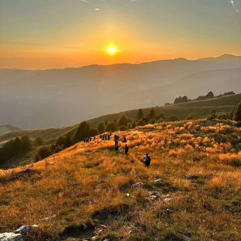 Tramonto in Lessinia, cena in rifugio e rientro con la luna piena Potrebbe essere un'immagine raffigurante montagna e natura