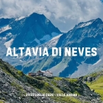 TREKKING di 3 giorni lungo l’ALTAVIA di NEVES Potrebbe essere un'immagine raffigurante montagna e il seguente testo "ALTAVIA DI NEVES 21/23LUGLIO 212310GLIQ.2826-VALLEABRINA 21/23 LUGLIO 2026 VALLEAURINA VALLE AURINA"