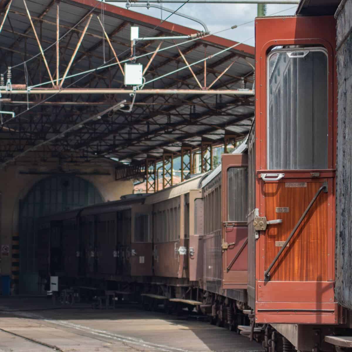 Potrebbe essere un'immagine raffigurante treno e ferrovia