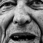 UNO SGUARDO CHE ABITA Potrebbe essere un'immagine in bianco e nero raffigurante una o più persone