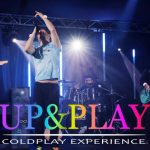 UP&PLAY – COLDPLAY EXPERIENCE live@CARPE DIEM BISTROT, POGGIO RUSCO (MN) Potrebbe essere un'immagine raffigurante sassofono, chitarra e testo