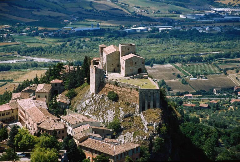 Verucchio e le Coste di Sgrigna 🚴♂️ Potrebbe essere un'immagine raffigurante Castello di Bran