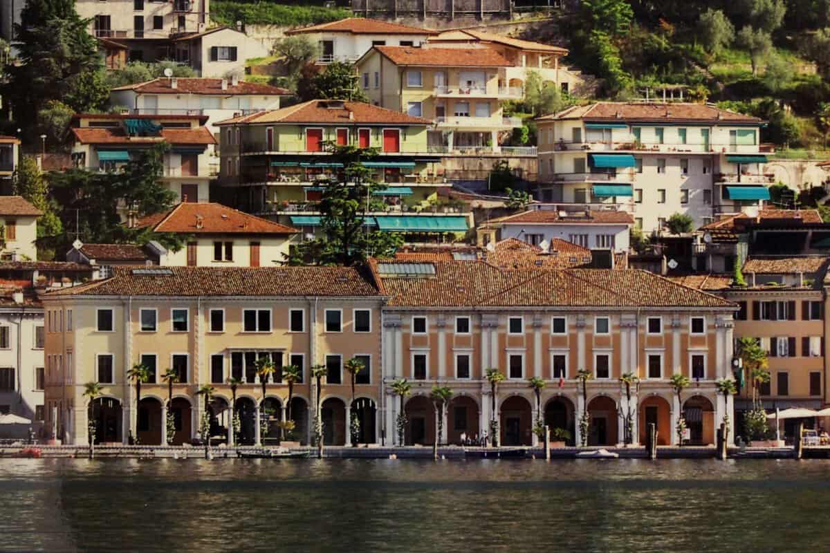 Visita guidata a Salò: tra arte, storia e lago Potrebbe essere un'immagine raffigurante Camogli, lago e l'Arno