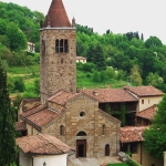 Visita guidata alla scoperta dell’ABBAZIA medievale di S.EGIDIO a Sotto il Monte Giovanni XXIII (BG) Potrebbe essere un'immagine raffigurante le Cotswolds, l'Arno e Castello di Bran