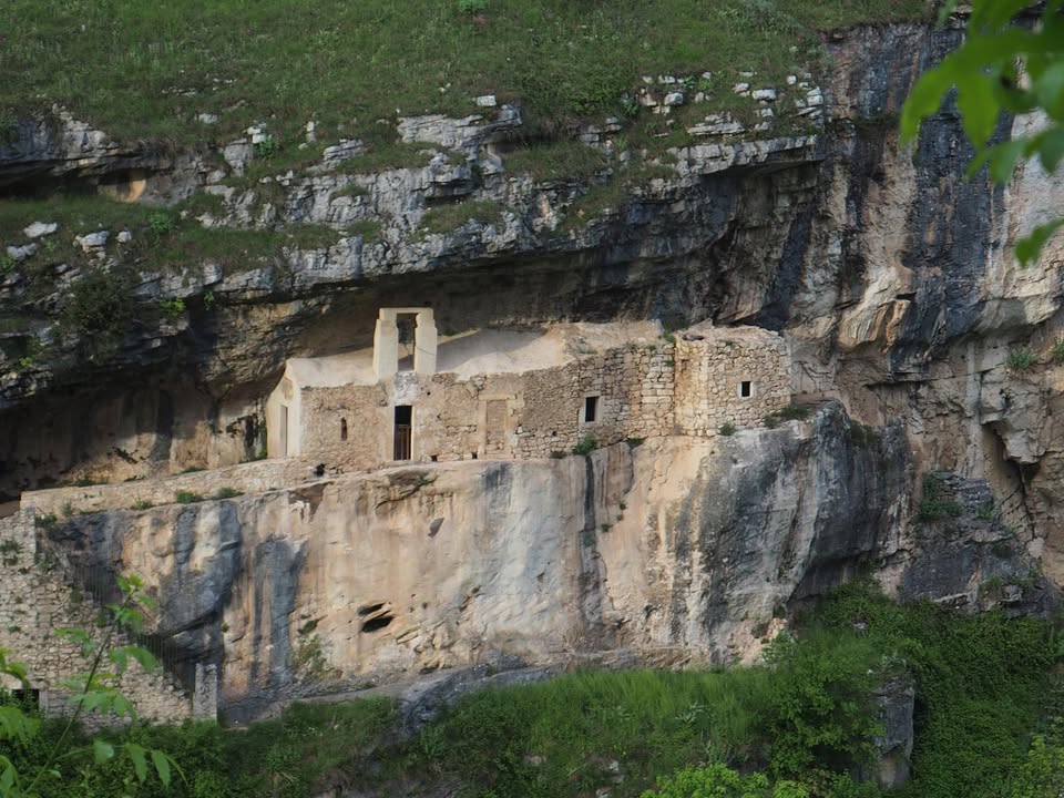 Evento Sulle orme di Celestino escursione al tramonto all’eremo di San Bartolomeo in Legio Locandina Sulle orme di Celestino escursione al tramonto all’eremo di San Bartolomeo in Legio - da domenica 21 giugno - sabato 29 agosto 2026 ore 16:30 ore 19:00