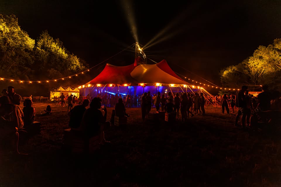 Evento IMBOSCO il festival di notte Locandina IMBOSCO il festival di notte - da venerdì 3 luglio - domenica 12 luglio 2026 ore 23:30 ore 23:45