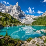 Lago di Sorapiss la gemma color turchese delle Dolomiti Lago di Sorapiss la gemma color turchese delle Dolomiti