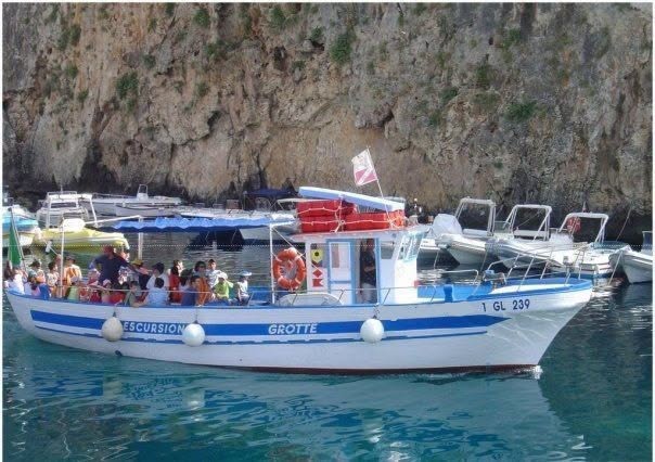 Evento Escursione in barc per ammirare le grotte di Castro e Santa Cesarea Locandina Escursione in barc per ammirare le grotte di Castro e Santa Cesarea - domenica 19 luglio ore 10:00 - 12:30