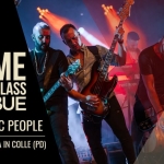 Immagine evento Anime in Plexiglass – Live Music People Santa Giustina in Colle (PD) a Fratte (PD) Potrebbe essere un contenuto grafico raffigurante chitarra e il seguente testo "OENO 24 ANIME IN PLEXIGLASS LIGABUE አመች! LIVE MUSIC PEOPLE hordstoge SANTA GIUSTINA IN COLLE (PD)"