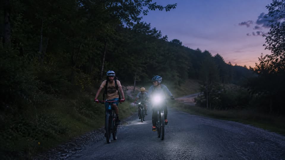 Evento E – BIKE NIGHT RIDE pedalata notturna (con cena) Locandina E – BIKE NIGHT RIDE pedalata notturna (con cena) - da sabato 27 giugno - sabato 8 agosto 2026 ore 18:00 ore 21:30