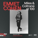 Emmet Cohen “Miles & Coltrane at 100” Potrebbe essere un contenuto grafico raffigurante il seguente testo "EMMET Miles & Coltrane at 100 و my Bolognalazz Jazz Festival26 26 Venerdi Venerdi06.11 06.11 Unipol UnipolAuditorium Auditorium MINISTERO TRER Brx จิวกดูลล a"