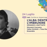 Immagine evento Giovanni Caccamo. L’alba Dentro L’imbrunire. Omaggio A Battiato – 24 Luglio 2026 a Jesi (AN) Potrebbe essere un'illustrazione raffigurante il seguente testo "Accordi Disarmanti 24 Luglio 21:00 Jesi, Cortile ex Appannaggio L'ALBA DENTRO L'IMBRUNIRE OMAGGIO A BATTIATO Giovanni Caccamo Valter Sivilotti e Time Machine Ensemble"