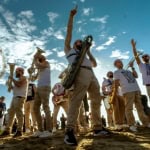 I Musicanti per Riccione Estate Danza! Potrebbe essere un'immagine raffigurante una o più persone, sassofono e folla