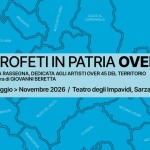 PROFETI IN PATRIA OVER Potrebbe essere un contenuto grafico raffigurante il seguente testo "CARRODANO VARA BRUCNATO BRUGNATO CALICE CORNOVIGLIO AL CORNOVIGLIO GLIO CORNOV BORGHETTOV VARA LEVANTO LEVANTO PROFETI IN PATRIA OVER UNA RASSEGNA, DEDICATA AGLI ARTISTI OVER 45 DEL TERRITORIO a cura di GIOVANNI BERETTA MONTEROSSO Maggio > Novembre 2026 / Teatro degli Impavidi, Sarzana VERNAZZA GOLFO DEL RCCO STEFANO SANTO VIEZANOLQURE VEZZAMO GURE LASPEZIA RIOMAGGIORE ARCOLA SARZANA"