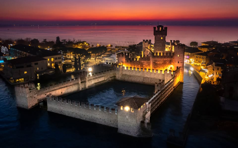 Evento Sirmione Sotto Le Stelle Visita Guidata Serale – Notturna Locandina Sirmione Sotto Le Stelle Visita Guidata Serale – Notturna - giovedì 2 luglio ore 21:00 - 23:00