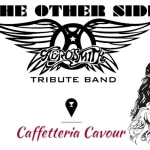 The Other Side – Live@Caffetteria Cavour Potrebbe essere un'immagine raffigurante motocicletta e il seguente testo "THE OTHER SIDE 台火肌屋 AOROSM TRIBUTE BAND DOMENICA 21 GIUGNO LA LOGGIA (TO) Caffetteria Cavour"