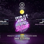 Immagine evento Venerdì 3 Luglio h. 20.00 è VENERDÌ RETRÒ 80/2000 al Prima Baia Chiosco a Caorle (VE) Potrebbe essere un'illustrazione raffigurante il seguente testo "ESTATE 2026 B PRIMABAIA Chlosco OGNI VENERDI VENERDİ H H.20.00 03 LUGLIO APERITIVO-CENA APERITIVO-CENA-BEACHPARTY CENA. BEACH PARTY LA NOTTE ANCORA LANOTTEEANCORANOSTRA! NOSTRA! DDM AЛ DEEJAY JAYSWA DJ JAY SWA DALLAITALODISCOAGLIANNI2000 DALLA ITALO DISCO AGLI ANNI 2000 PRIMA PRIMABAIACHIOSCO BAIA CHIOSCO Viale Lepanto-n ParteSantaMargherita(V VialeLepanto-n.20 n.20 Parto Santa May rgherita (V6) PRENOTA LA TUA CENA FRONTE MARE 348 7733555 POWEREDBY SINDACO •RVENIS 5"