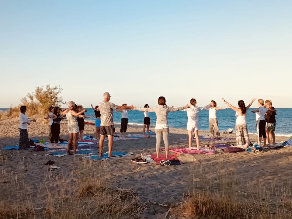 Evento Yoga in Spiaggia al Tramonto Locandina Yoga in Spiaggia al Tramonto - da lunedì 22 giugno - lunedì 6 luglio 2026 ore 19:30