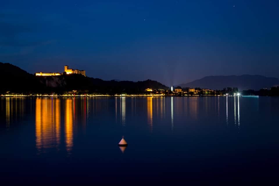 Evento Angera Sotto Le Stelle Passeggiata Serale Tra Storia, Leggende E Misteri Del Lago Maggiore Locandina Angera Sotto Le Stelle Passeggiata Serale Tra Storia, Leggende E Misteri Del Lago Maggiore - venerdì 3 luglio ore 21:00 - 23:00