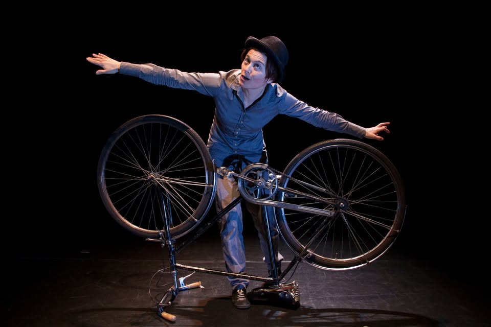 Evento Biciclette Con Le Ali – Dispari Teatro Locandina Biciclette Con Le Ali – Dispari Teatro - giovedì 20 agosto ore 21:00 - 23:00
