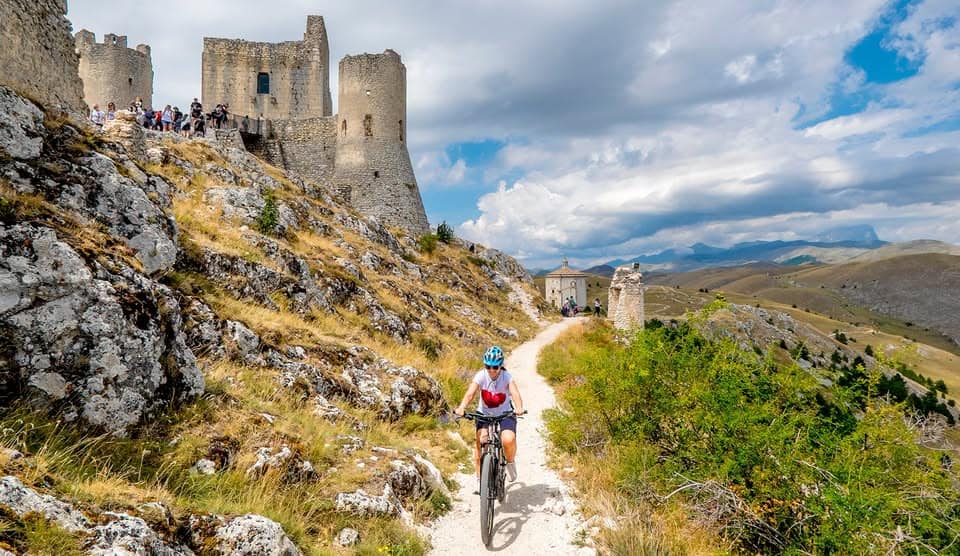 Evento In E – BIKE a Rocca Calascio e Santo Stefano di Sessanio Locandina In E – BIKE a Rocca Calascio e Santo Stefano di Sessanio - domenica 5 luglio ore 09:00 - 13:00