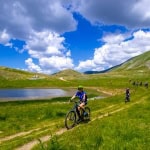 Immagine evento In E – Bike Campo Imperatore – Giro dei Cinque Laghetti e il Canyon dello scoppaturo a Castelli (TE) In E - Bike Campo Imperatore - Giro dei Cinque Laghetti e il Canyon dello scoppaturo a Castelli (TE) il 4 luglio - 5 luglio 2026